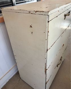Dresser with 4 drawers