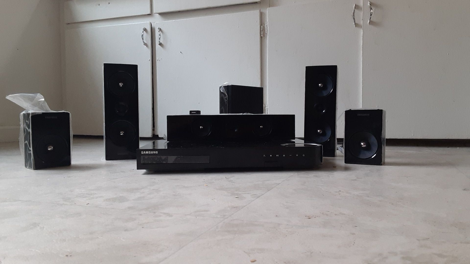 Blue ray 3D samsung suround sound home theater system