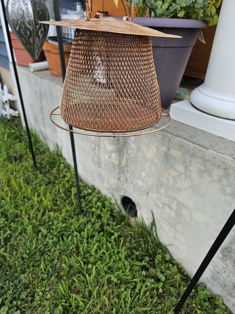 Collapsible  portable  bird feeder 