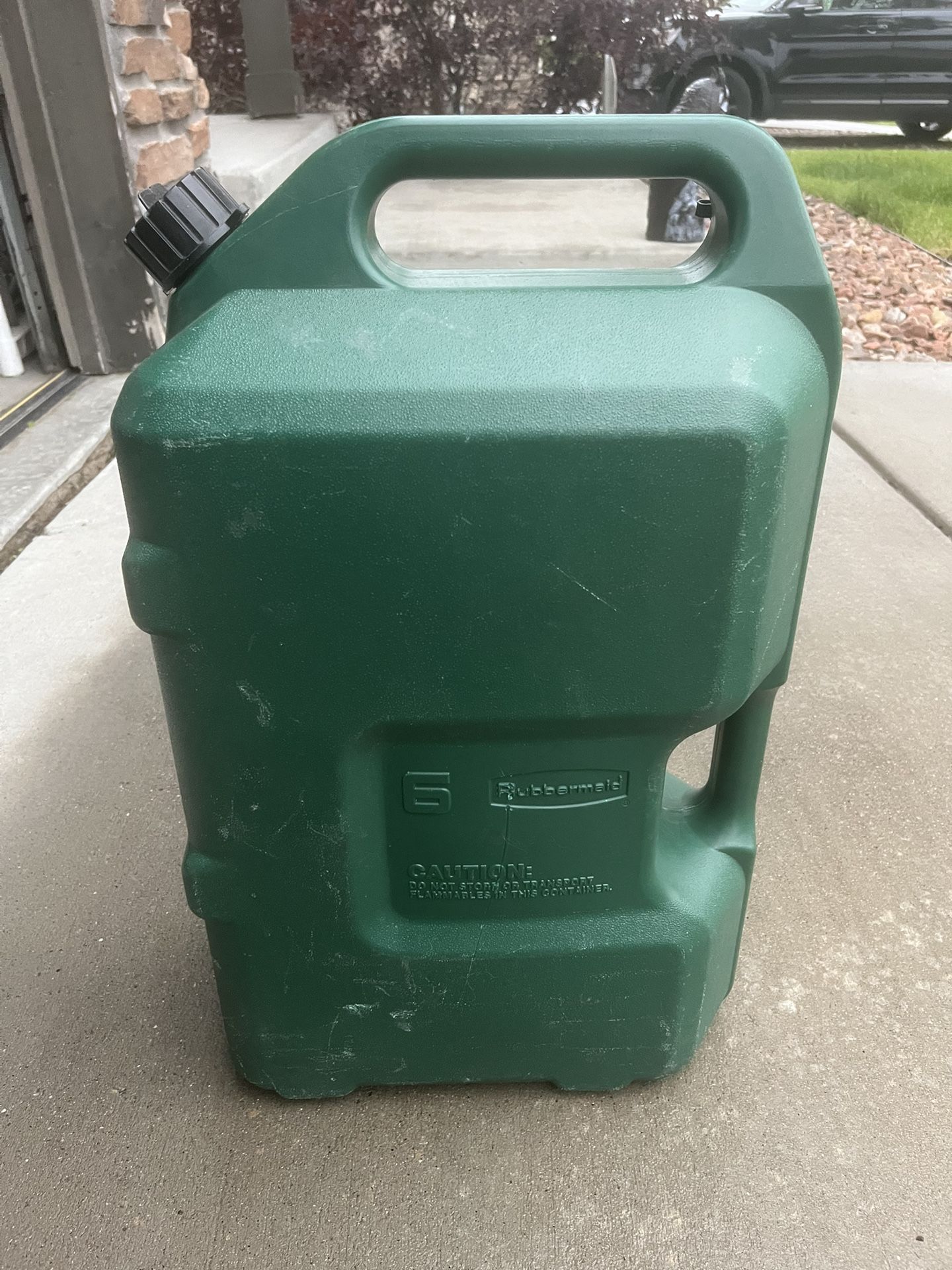 Rubbermaid 6 Gallon Water Container