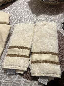 2 bathroom towels