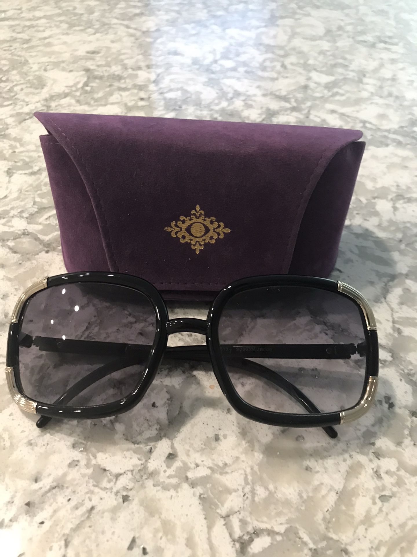 Sunglasses/Carol Brodie /Authentic/ perfect condition/ from a clean and smoke free home