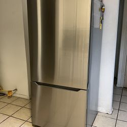INSIGNIA refrigerator 