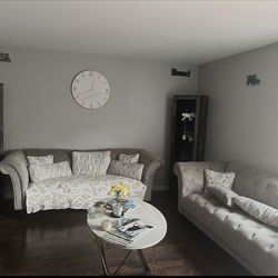 Elegant Tufted Living Room Set – Excellent Condition