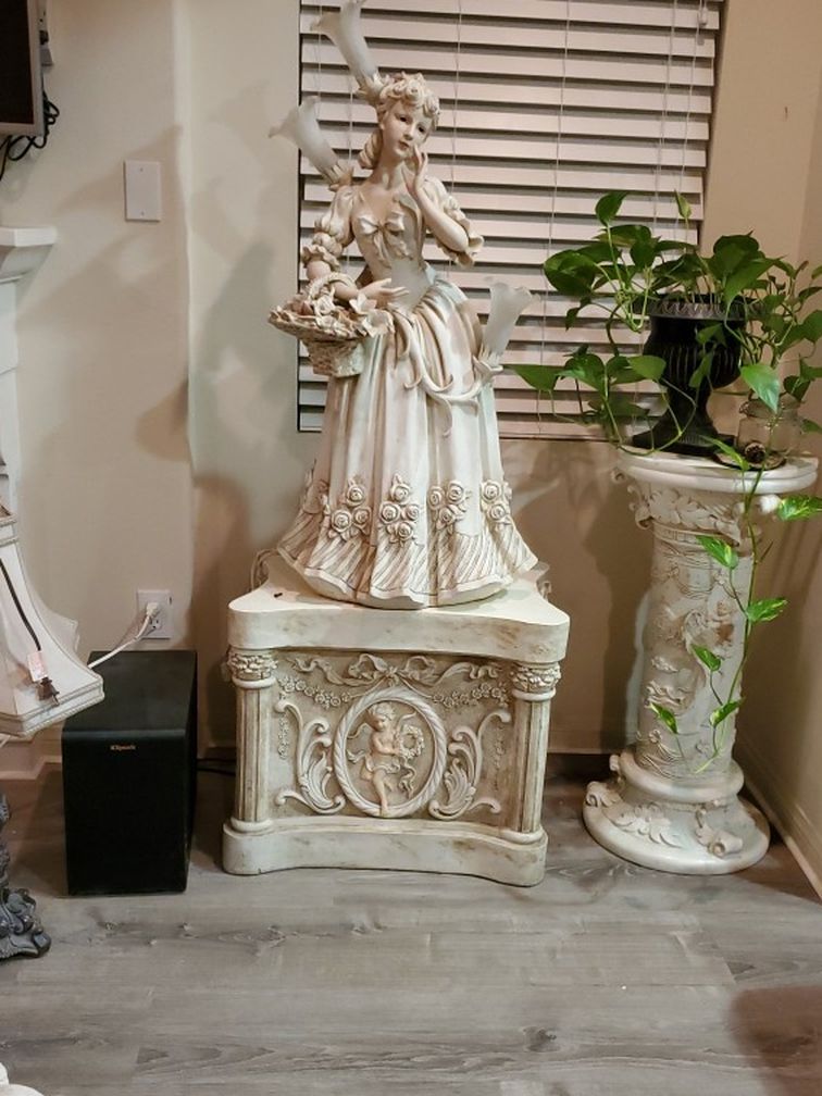 Venetian Style Lamp With Pedestal . Lamp 42 ×28 / Pedestall 21×23 ×18  