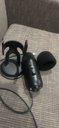 Blue Yeti Professional Multi-Pattern USB Condenser Microphone - Blackout