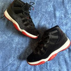 Women’s Nike Air Jordan  11 Retro 'Bred Velvet' Size 10.5