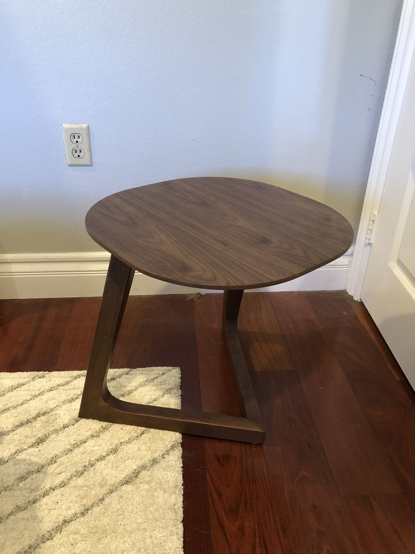 Mullaney C Table Nightstand / Coffee Table (only Used 2 Months)