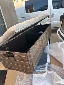 Tufted Storage  Bench with Wood Base