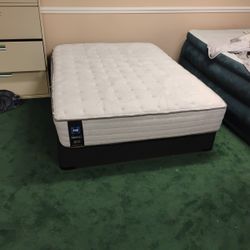 Sealy Mattress And Box Spring. Full Size. 