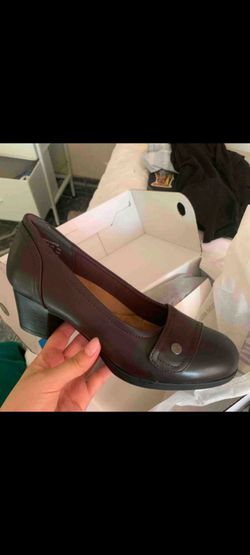 In like new condition women's shoes chocolate color size 11 a mix of comfort and style $20
