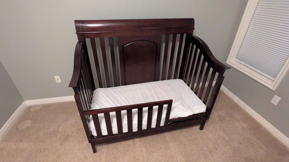 Baby crib/ toddler bed