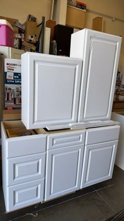 5 kitchen cabinetes in white $499