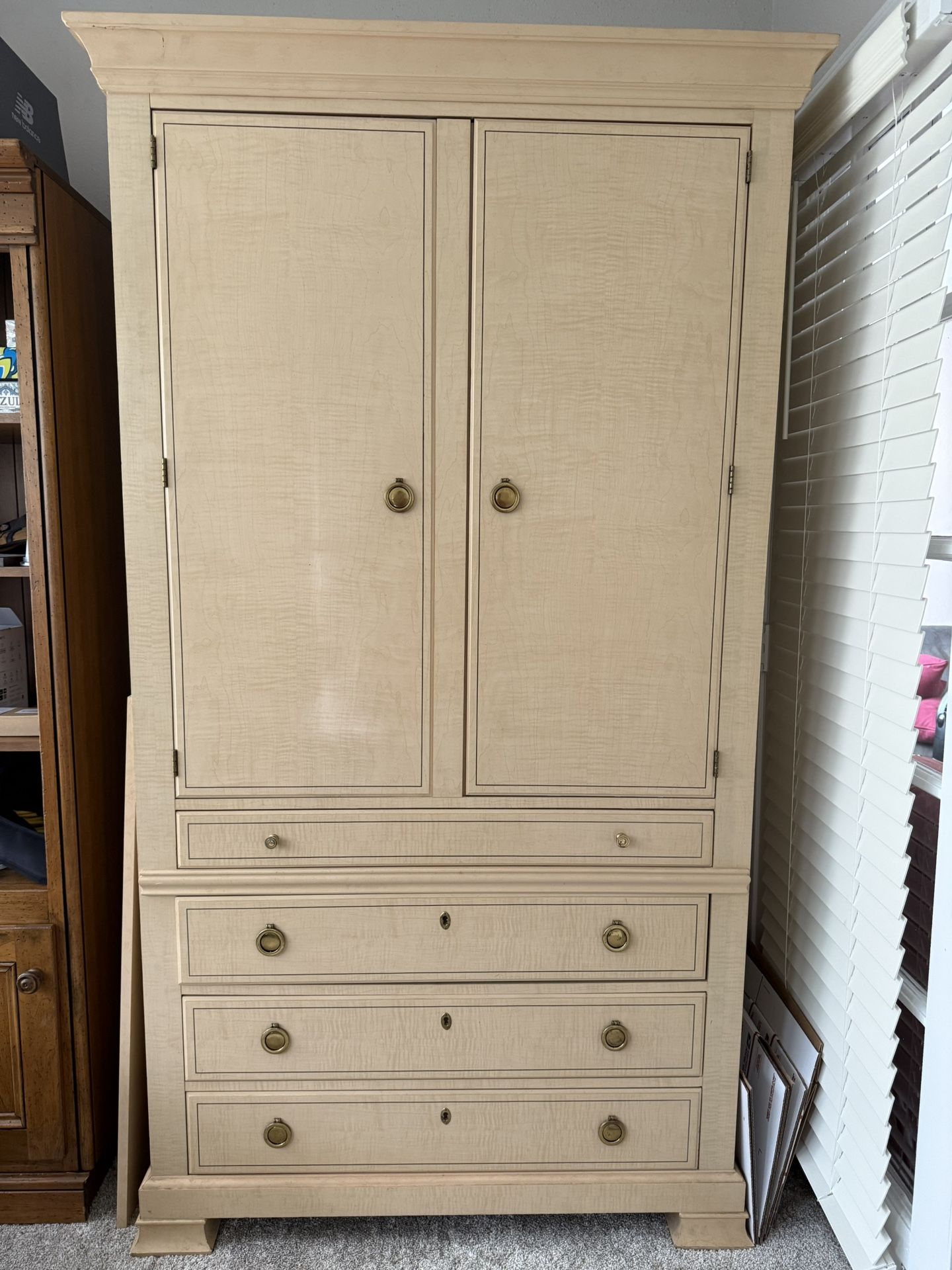 DREXEL HERITAGE DRESSER WITH CUSTOM BUILT JEWELRY DRAWER