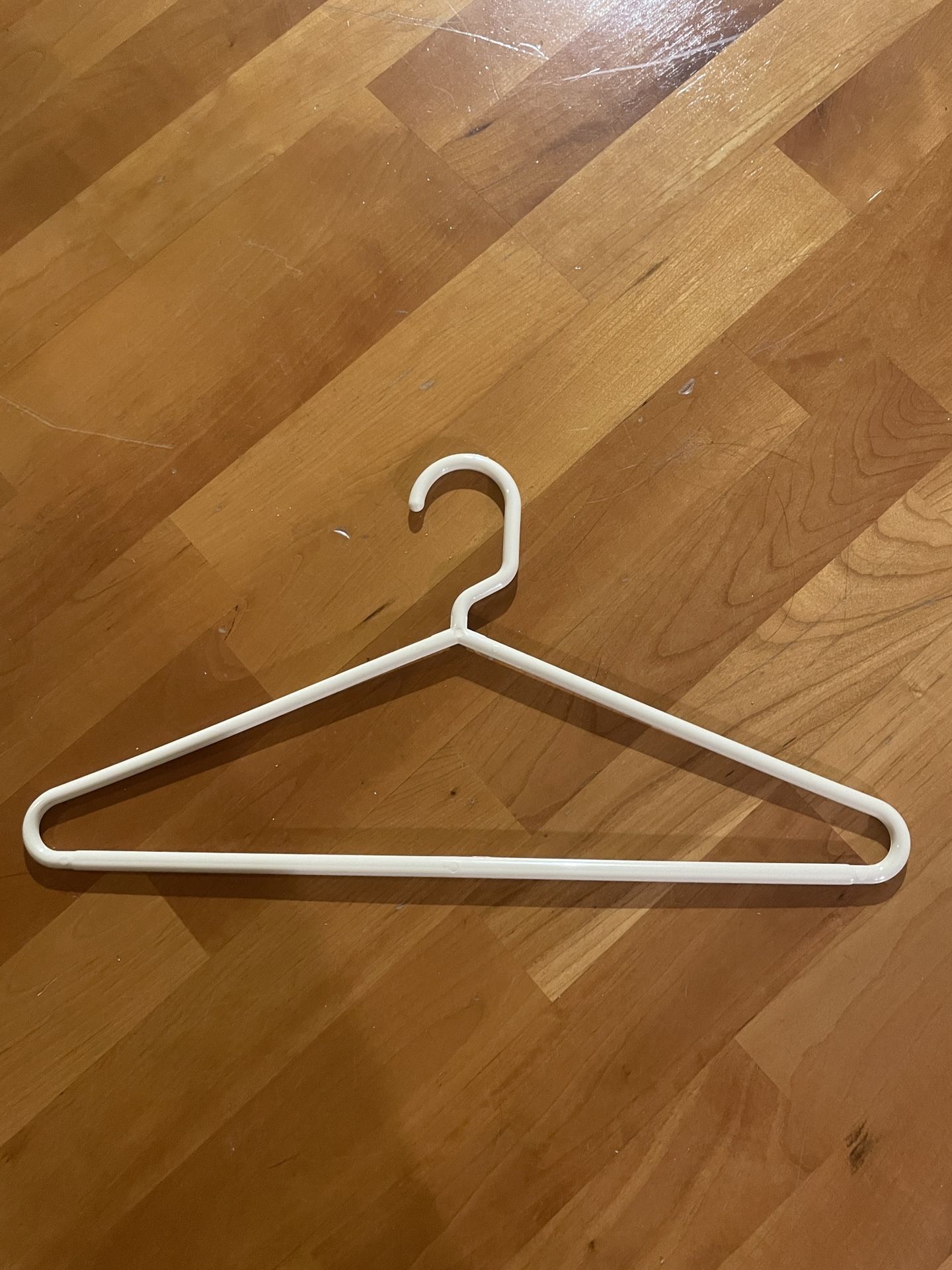Beige plastic hanger 23 counts