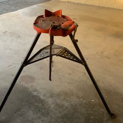 1/8 in. to 6 in. Pipe Capacity, Portable TriStand Chain Vise with Integral Folding Legs, & Tool Tray Model 460-A