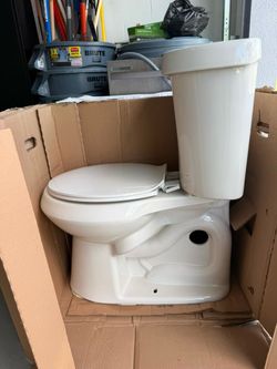 🚽 Glacier Bay Elongated Toilet w/ Seat - Excellent Condition