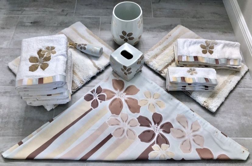 18 Piece WAMSUTTA Bathroom Set