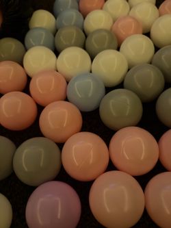 600 Ball pit Balls and large white ball pit