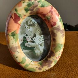 Cure Oval Picture Frame.