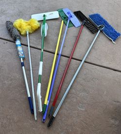 LOT OF CLEANING FLOOR MOPS + DUSTERS 