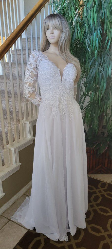 Beautiful size 10 new wedding dress
