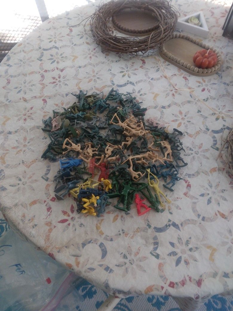 Lot 123- Plastic Army Men