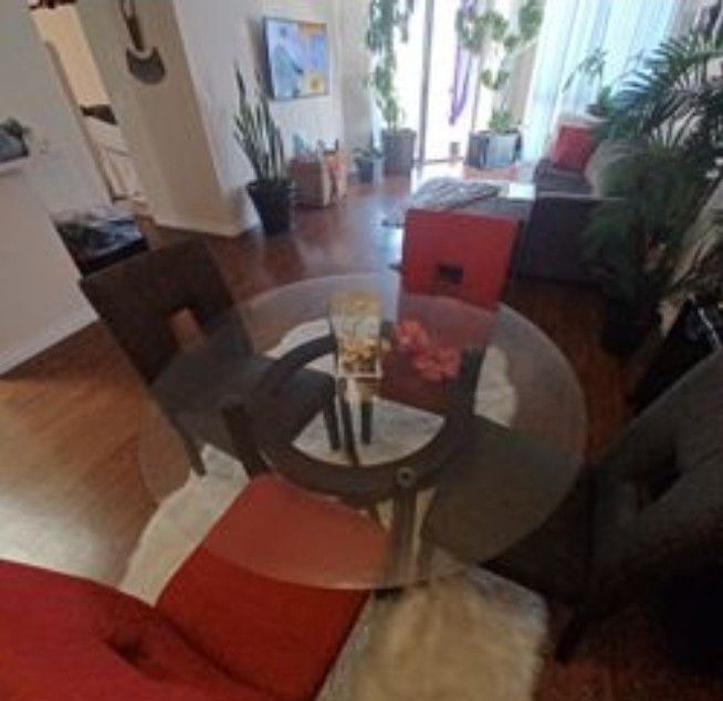 Elegant Dining Table Set 