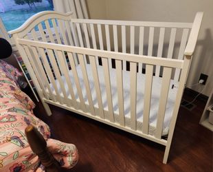 Dorel Asia 2-in-1 convertible crib with Serta mattress