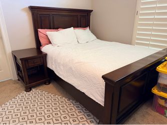 Nice queen bedroom suit