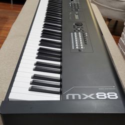 Yamaha DX88 Keyboard Synthesizer 