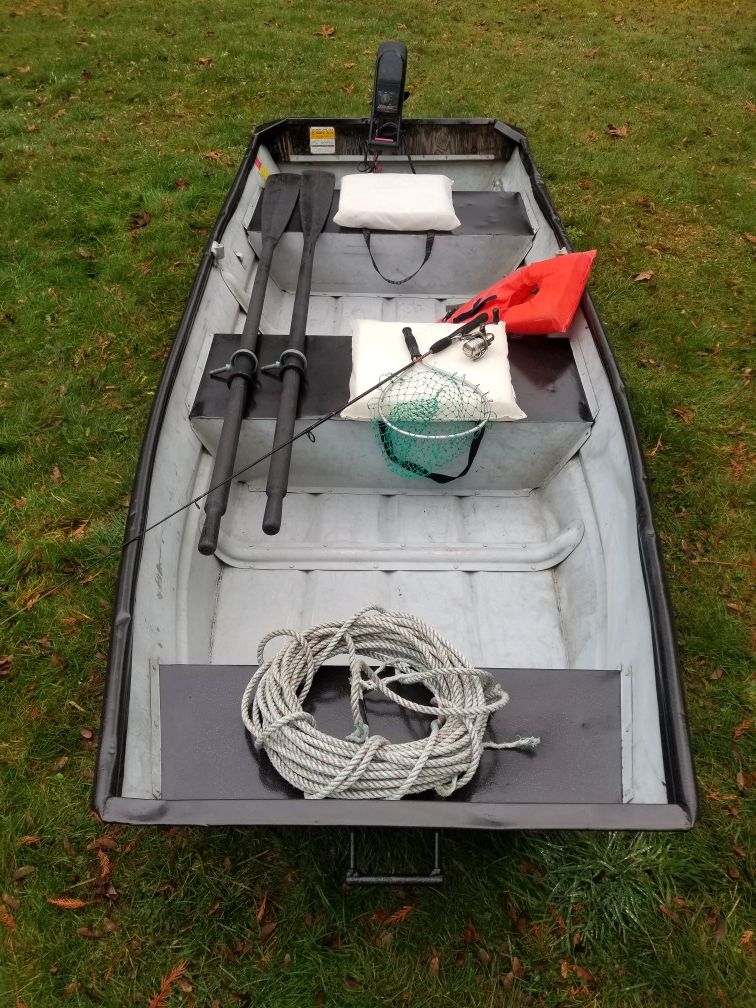 10' Gamefisher Aluminum Jon boat w 37lb thrust electric motor for Sale in Auburn, WA