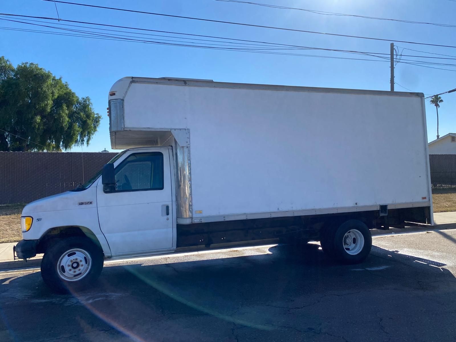 Ford 350. Año 97.  Millas 146.098.   En Buenas Condiciones Lista Para Trabajar.  $4990.       Caja De 15. Pies.  Placas Vijentes.  Abel 2025