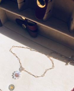 Gorgeous vintage estate sell gold Diamond and Garnet flower Pendant necklace