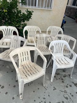 Lot of 8 plastic chair