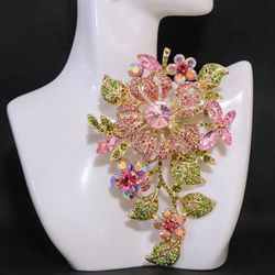 Floral Brooch With Beautiful Rhinestones 