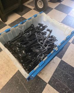 Tote with 86 pant hangers, none are broken, most are the larger pant hangers but all different sizes
