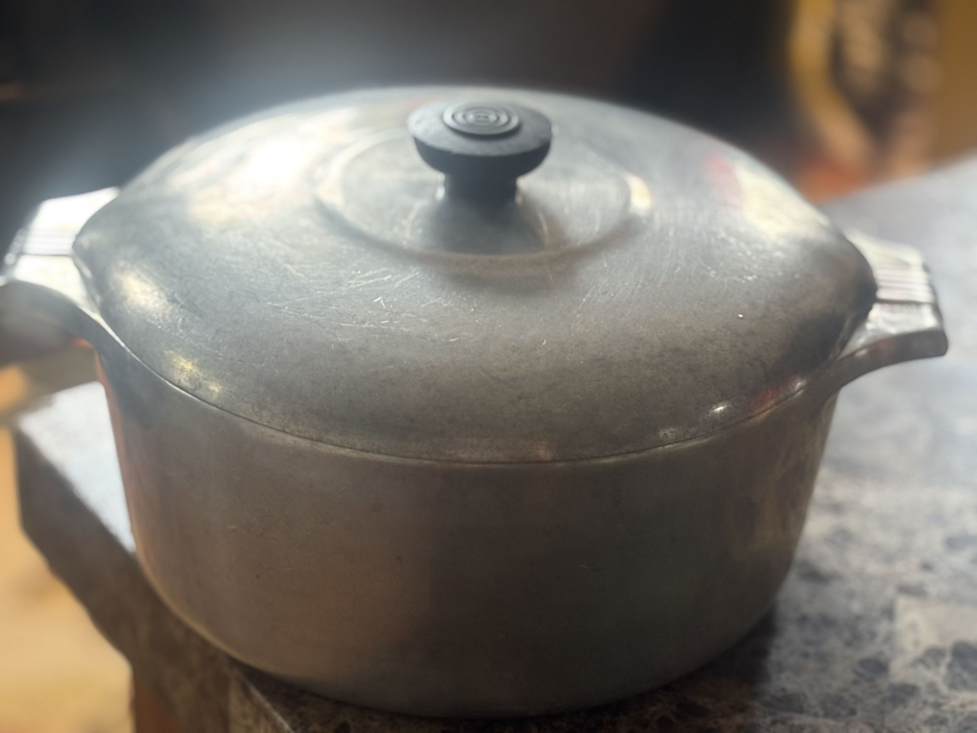 Vintage Wagner Ware Magnalite 4248-M Round Dutch Oven