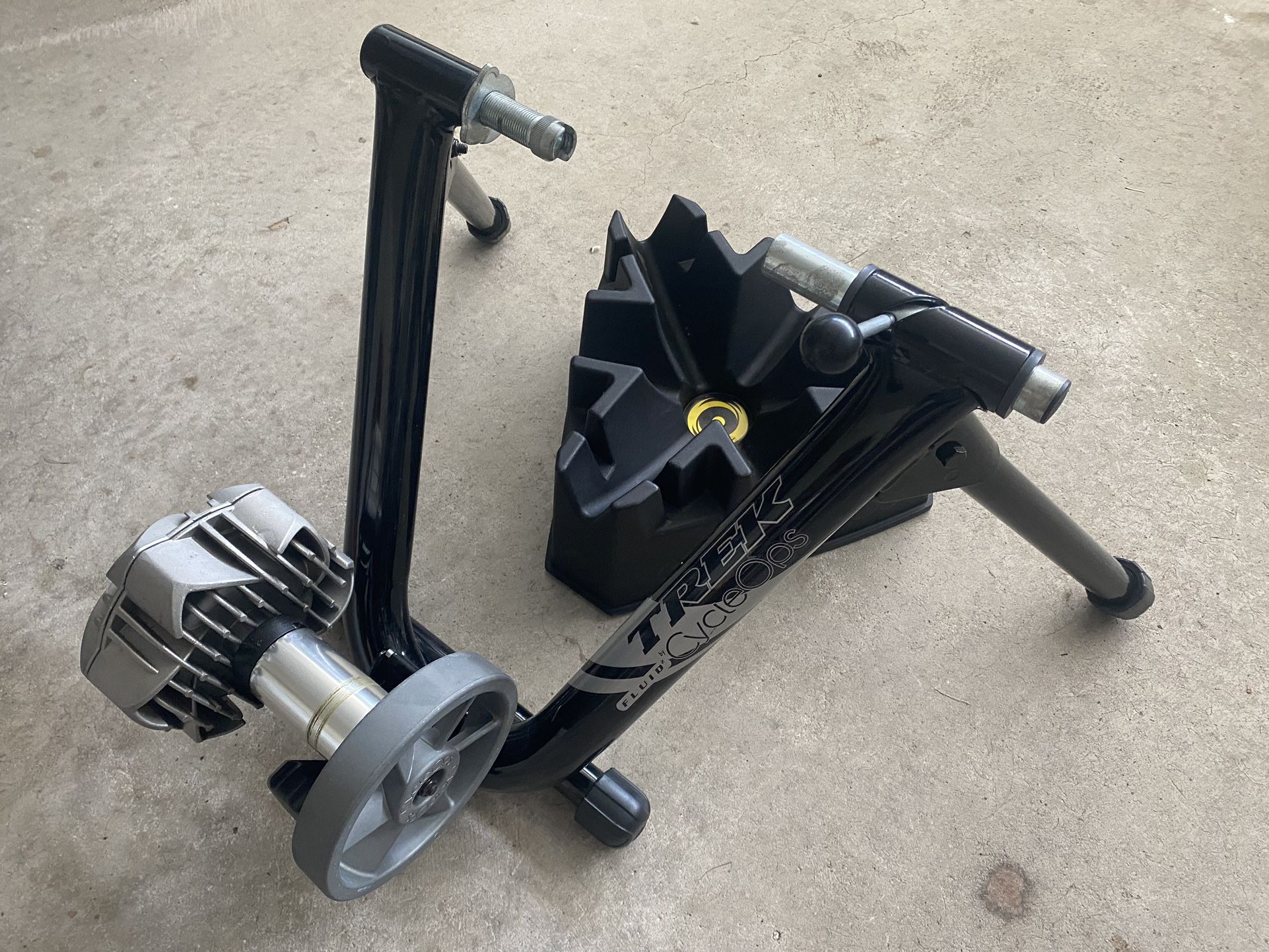 Trek Cyclops Fluid Bike Trainer w/ Wheel Block