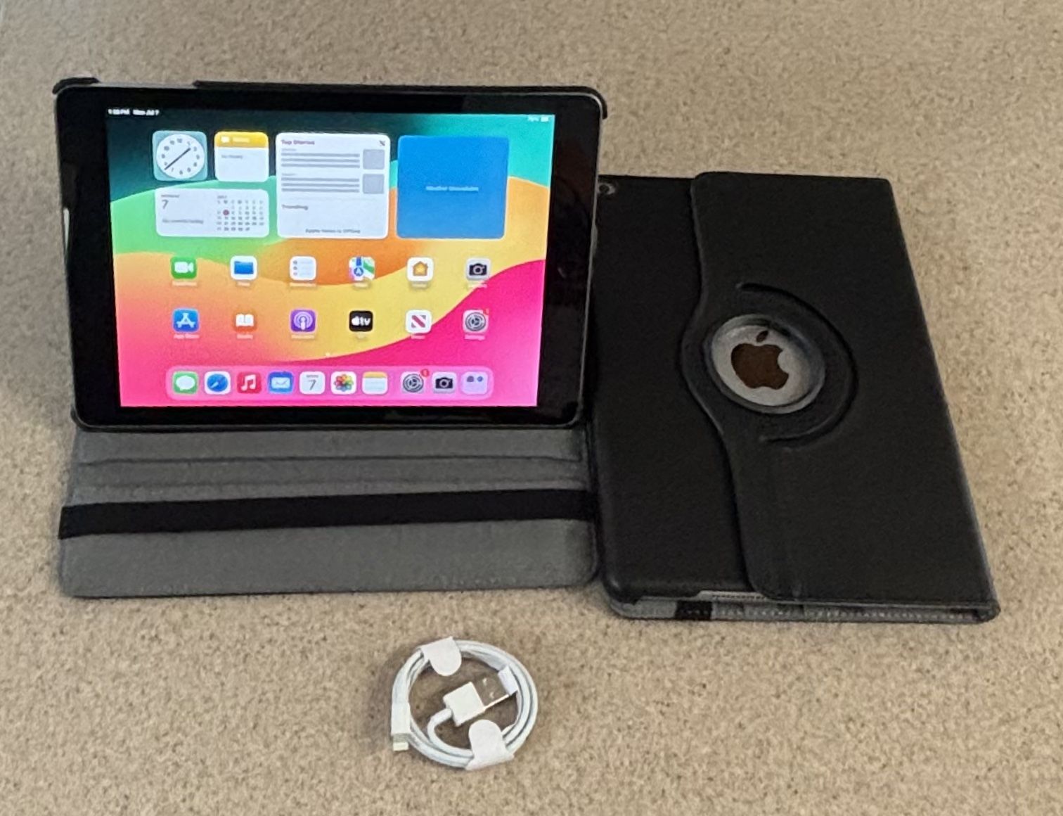 iPad 6 32gb with Case $105 Each