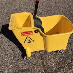 Rubbermaid Commercial FG738000YEL Tandem 31 Quart Mop Bucket