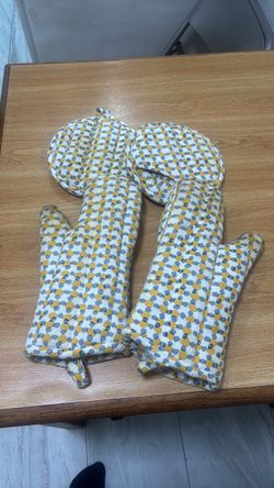 Oven Mitts and Pot Holders Set