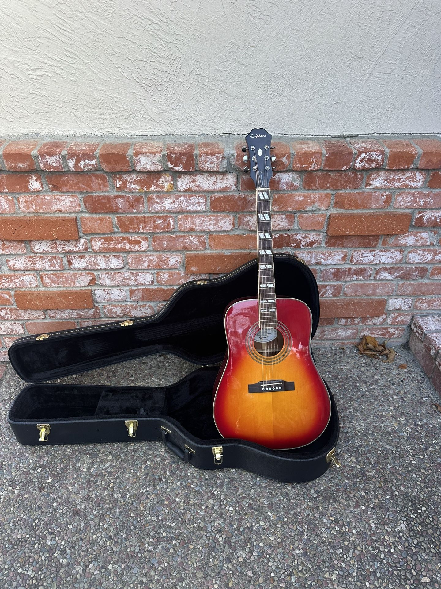Epiphone Hummingbird Acoustic Guitar With Hardshell Case.
