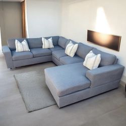 FREE DELIVERY!! Beautiful Large Sectional 
