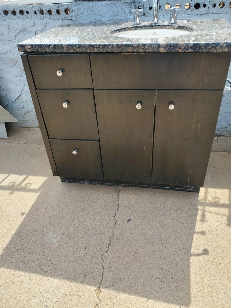 SE VENDEN 2 MUEBLES PARA BAÑO, LAVAMANOS.