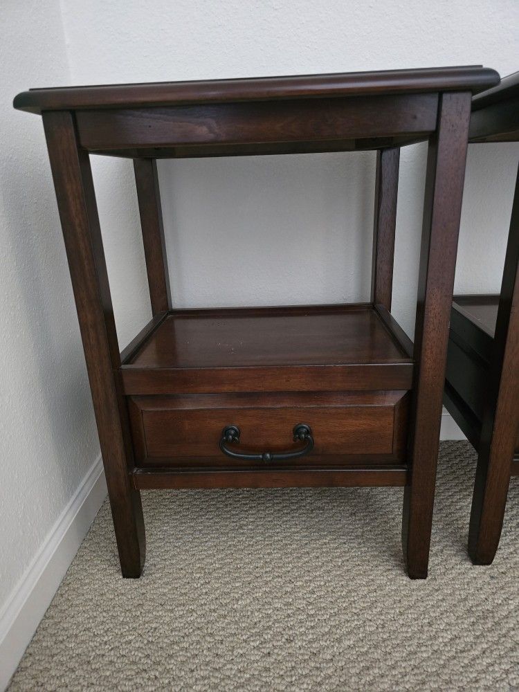 End Tables / Nightstands 
