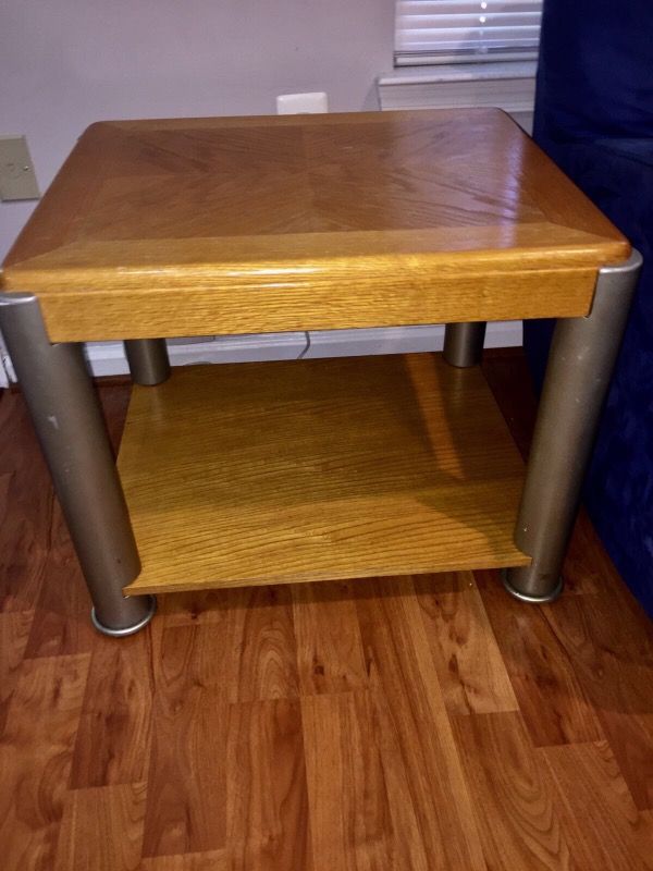 2 side and 1 middle wooden table in good condition