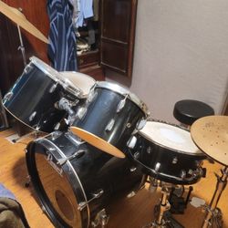 Pearl (Mostly) Drum Set