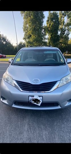 Toyota Sienna LE 2013 Automatic - $11,000