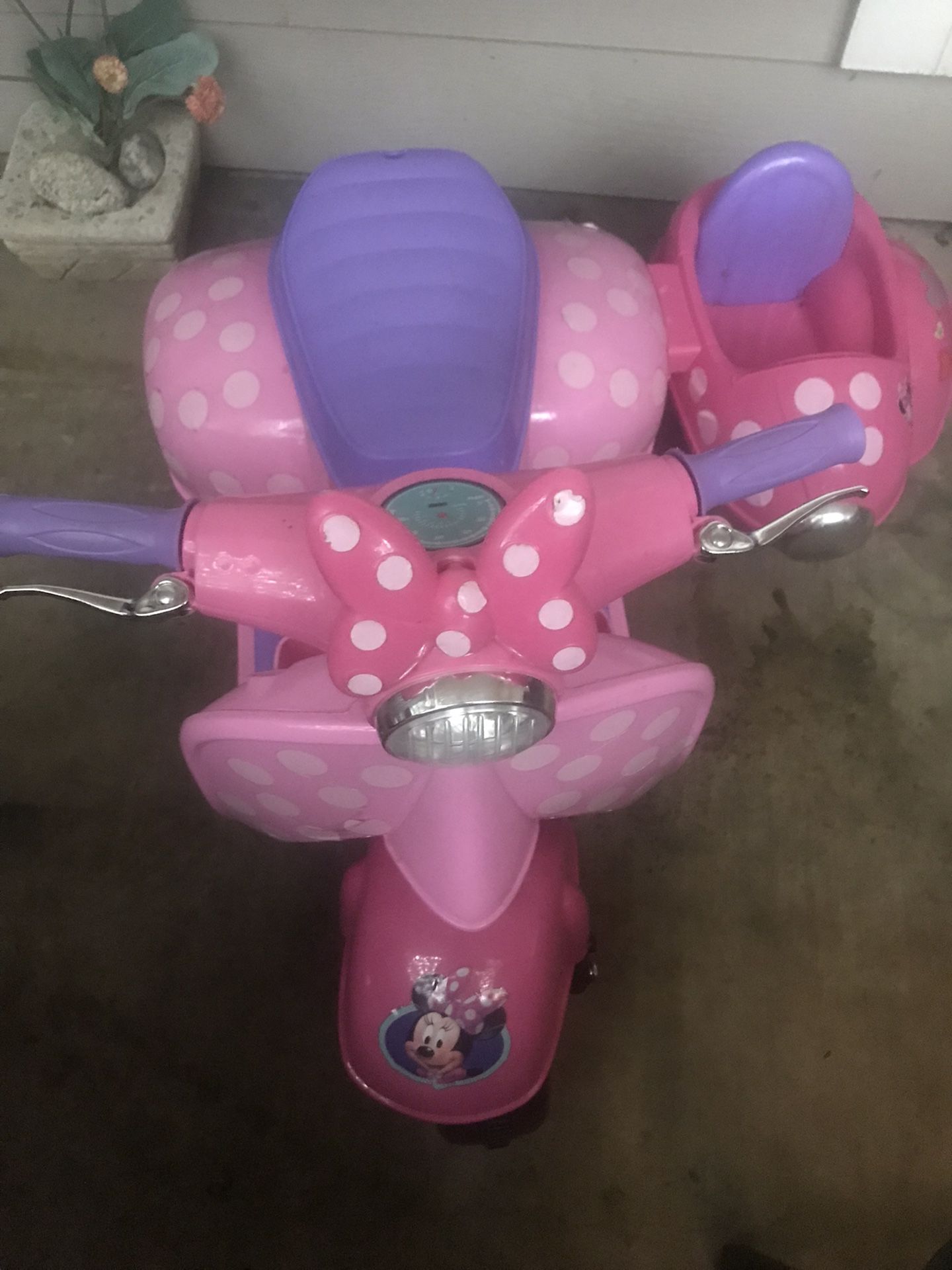 Girls Minnie Mousse Scooter. 